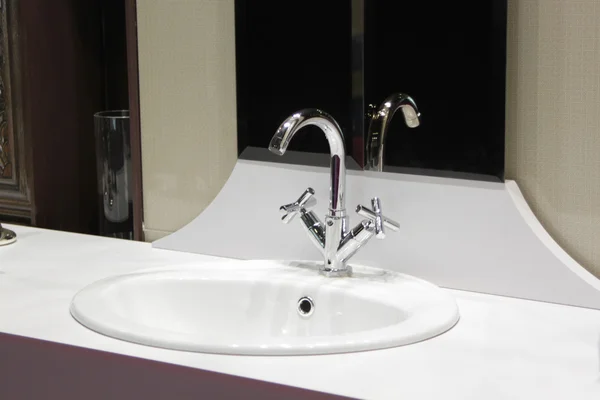 Beyaz ve temiz lavabo ve krom musluk — Stok fotoğraf