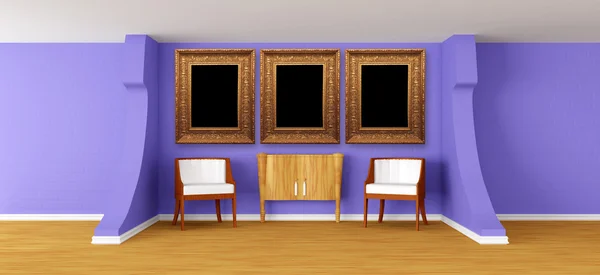 Современный номер с роскошными креслами, бюро и рамами — стоковое фото
