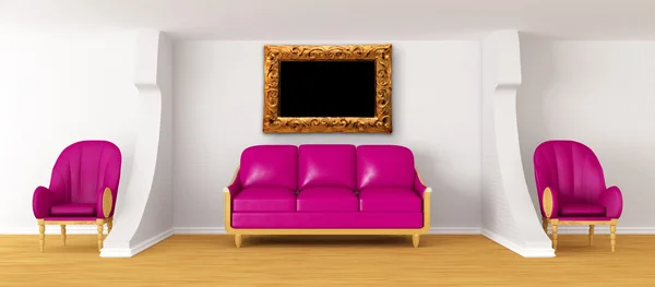 Sala de estar con sofá púrpura, marco adornado y sillas —  Fotos de Stock