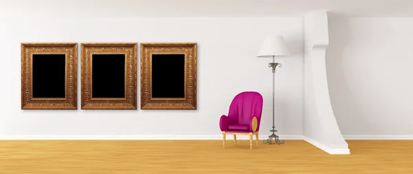 Фиолетовое кресло со стандартной лампой и картинкой в современном стиле — стоковое фото