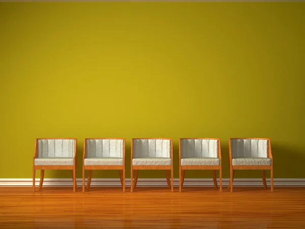 Fila di cinque sedie in interno verde — Foto Stock