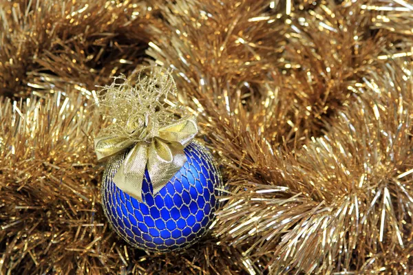 Boule de Noël bleue sur une moule dorée Images De Stock Libres De Droits