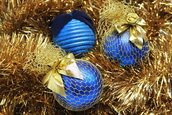 Palle di Natale blu su un fili di lame d'oro — Foto Stock