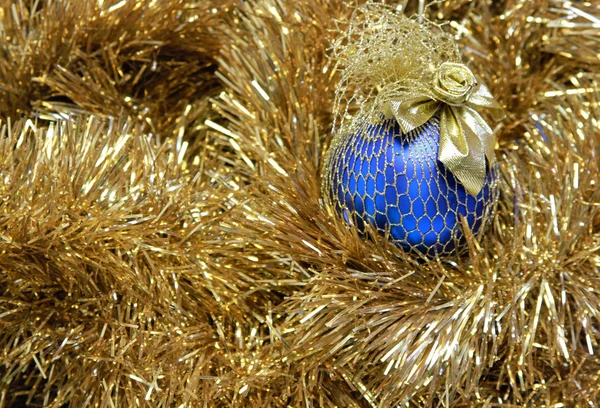 Blu palla di Natale su un fili di lame d'oro Foto Stock Royalty Free