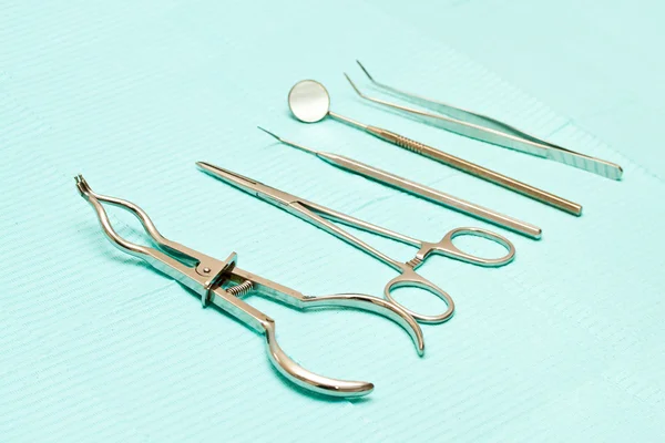 Sada kovových lékařské vybavení nástrojů pro zuby zubní péče — Stock fotografie