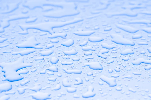 Picături de apă pe fundal albastru — Fotografie, imagine de stoc