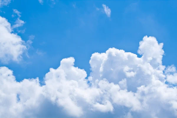 Vita fluffiga moln i den blå himlen — Stockfoto