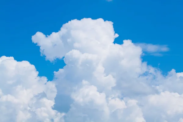 Fehér bolyhos felhők a kék égen — Stock Fotó