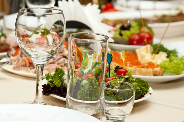 Üveg- és saláták az asztalon — Stock Fotó