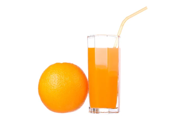 Апельсиновий сік і скибочки апельсина ізольовані на білому — стокове фото