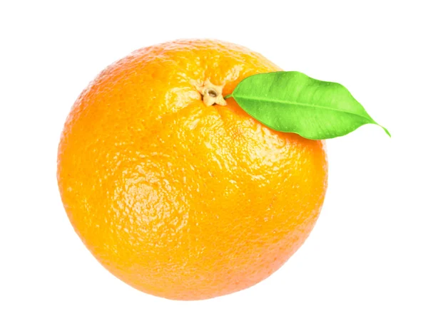 Ώριμο πορτοκάλι με φύλλα σε άσπρο φόντο — Φωτογραφία Αρχείου