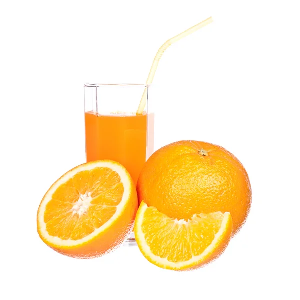 Sumo de laranja e fatias de laranja isoladas em branco — Fotografia de Stock