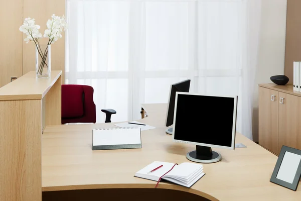 Monitor auf dem Schreibtisch — Stockfoto