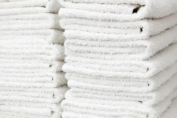 Asciugamani bianchi e soffici — Foto Stock