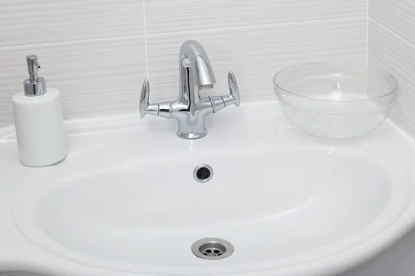 Кран в современной ванной комнате — стоковое фото
