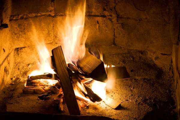 La quema de madera en una chimenea — Foto de Stock