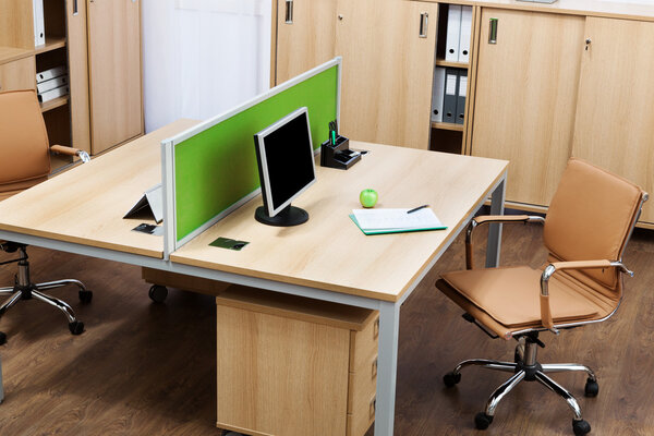 Монитор на столе
