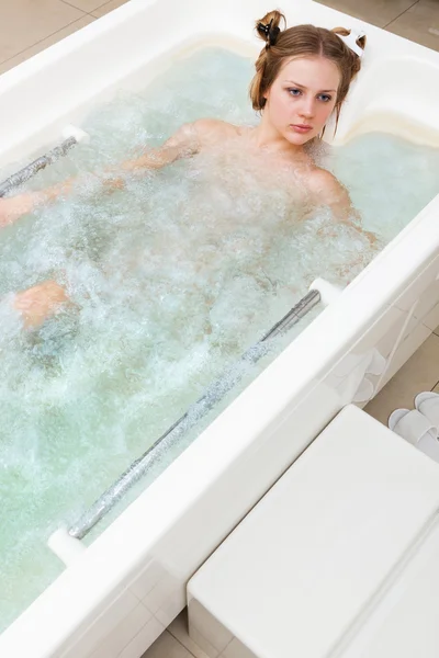 Flicka i ett badkar — Stockfoto