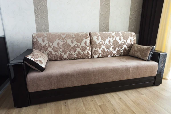 Гарний і м'який диван — стокове фото