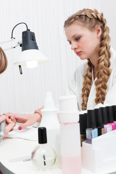 Manicure op de salon van de schoonheid — Stockfoto