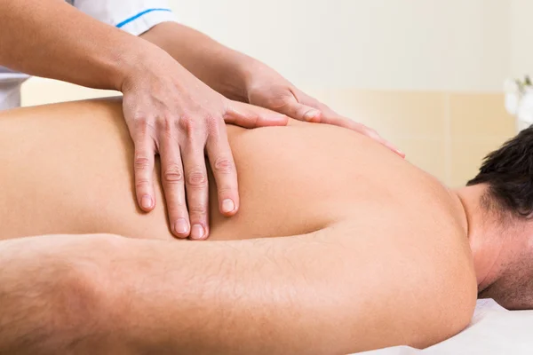 Massage in een schoonheidssalon — Stockfoto