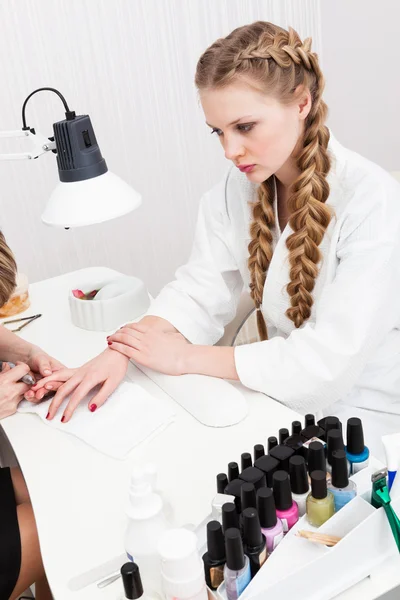 Dziewczyna robi manicure — Zdjęcie stockowe