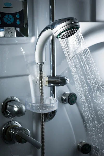Woda z prysznicem — Zdjęcie stockowe