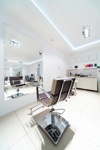 Chairs and mirrors in hairdressing — Stock Photo, Image
