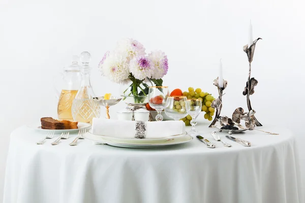 Tabela z kuchni i kwiaty — Zdjęcie stockowe