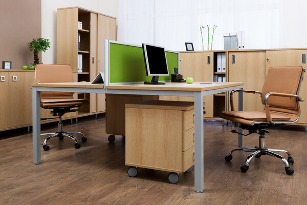 Монитор на столе
