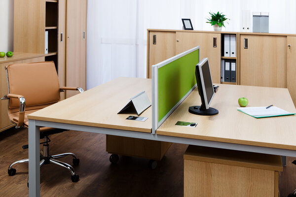 Монитор на столе
