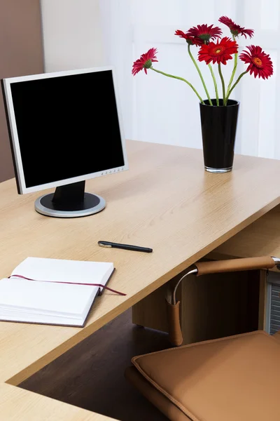 Monitora na biurku — Zdjęcie stockowe