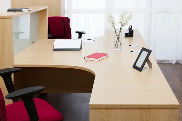 Stůl v moderní kancelářské — Stock fotografie