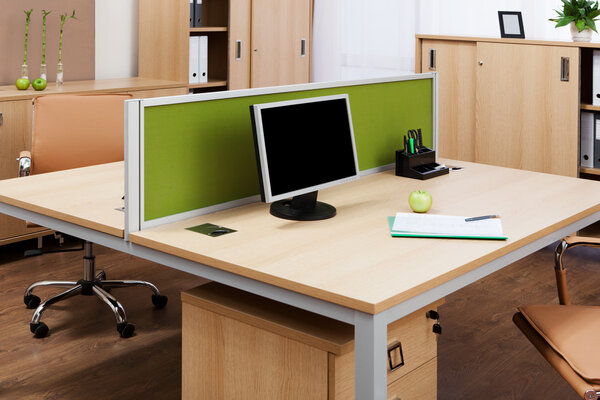 Монитор на столе
