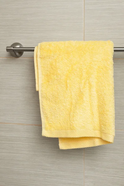 Желтое полотенце на стене — стоковое фото