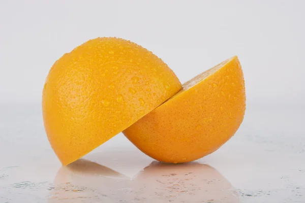 Naranja jugosa fresca sobre blanco — Foto de Stock
