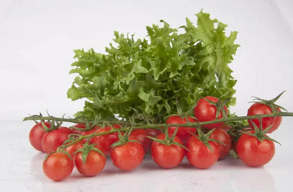 新鲜的樱桃番茄和绿色蔬菜沙拉 — 图库照片