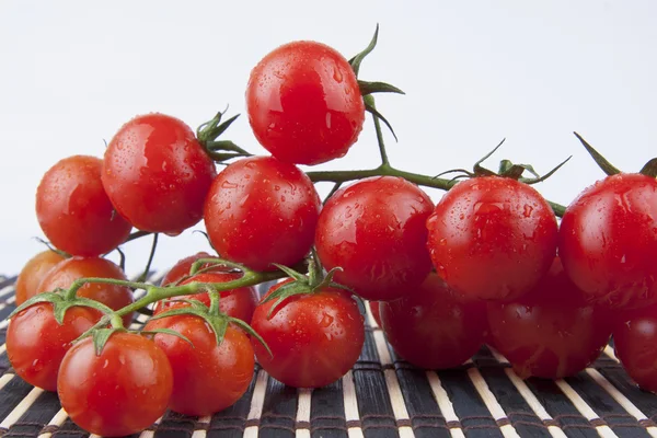 Tomates Cherry frescos en la rama — Foto de Stock