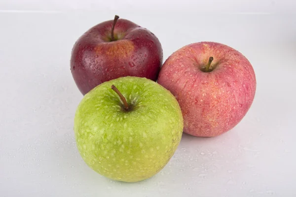 Manzanas jugosas frescas en blanco - Serie de frutas — Foto de Stock