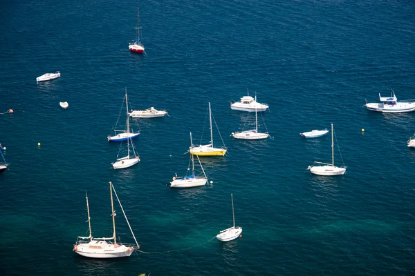 Лагуна Французской Ривьеры с роскошными яхтами — стоковое фото