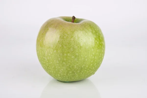 Beyaz üzerine taze sulu yeşil elma — Stok fotoğraf