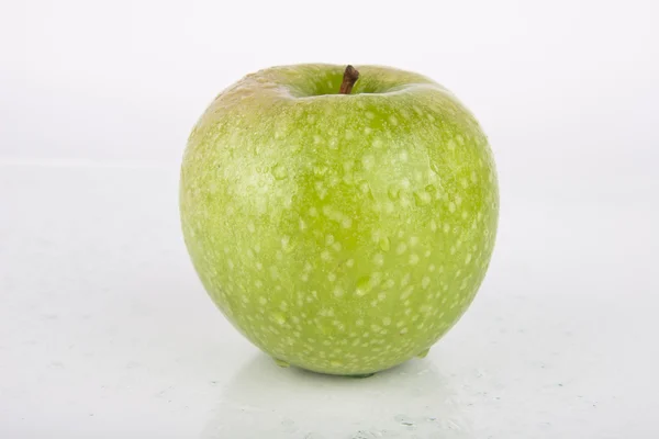 Manzana verde jugosa fresca sobre blanco — Foto de Stock