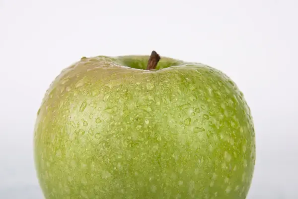 Färskt saftigt grönt äpple på vit — Stockfoto