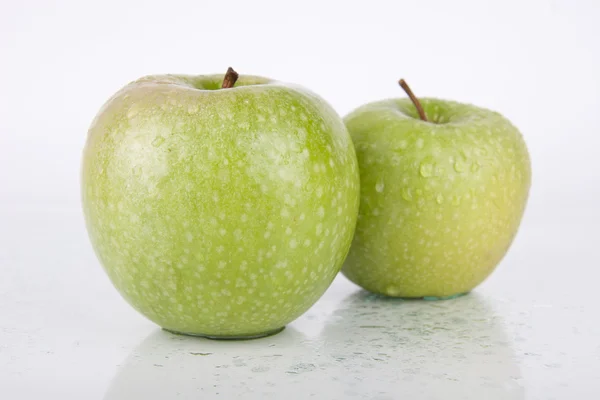 Свіжі соковиті зелені яблука на білому — стокове фото
