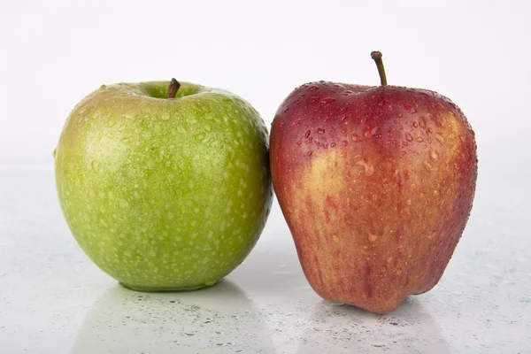 Свежие сочные яблоки на белом — стоковое фото