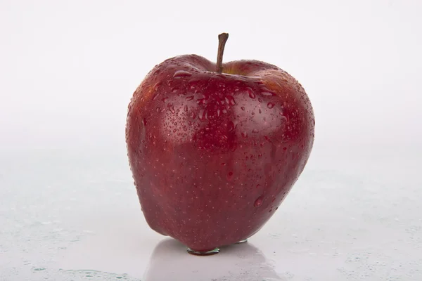 Frische saftige Äpfel auf weiß — Stockfoto