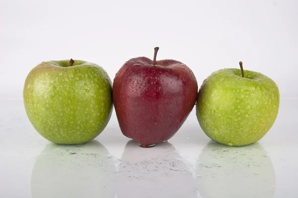Verse sappige appels op wit — Stockfoto