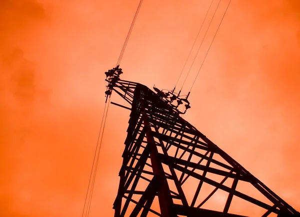 赤い背景の電源線 — ストック写真