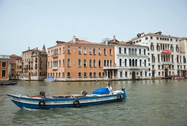 Barco en agua veneciana — Foto de Stock