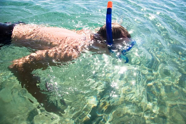 Jovem nadando com máscara e tubo — Fotografia de Stock